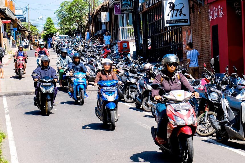 Beispiel für den Rollerverkehr in Bali Beispiel für den Rollerverkehr in Bali